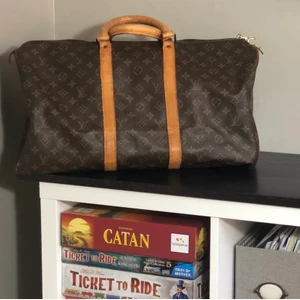Louis Vuitton  - Vintageväska från louis vuitton, keepall 45! Väskan har en defekt som jag kan skicka bild på. Hör av er vid fler fårgor🙌🏼priset kan sänkas vid snabb affär
