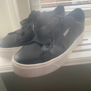 Puma skor - Jättefina skor som är sparsamt använda, säljer pågrund av att de är lite små💕💕💕 stl 39!!
