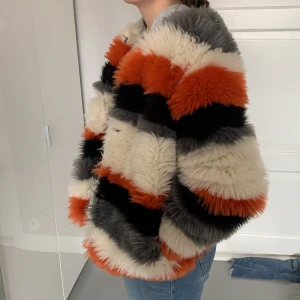 Helt oanvänd jacka från Peak Performance - Snygg jacka i fuskpäls från Peak Performance. Aldirg använd men har en liten fläck innanför jackan som inte syns. Nypris cirka 2000 kronor men säljer för 400 kr.