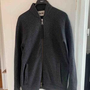  - Acne tröja i lyxigt material. 90% ull, 10% Cashmere