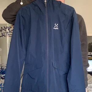 Haglöfsjacka  - Mörkblå haglöfsjacka i storlek M. Säljer den då den inte kommer till användning för mig