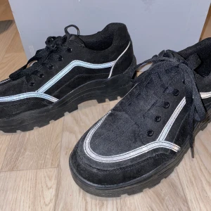 Skor, reflex i mörker.  - Strl 38. Buda i kommentarerna eller till mig privat, om bud ej ändrats inom 2 dagar så säljer jag dom för de som budet är på. Vid frågor är det bara att kontakta mig!!☺️☺️💜