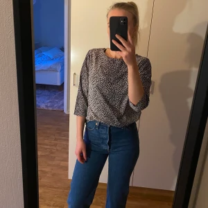 Jacqueline de Yong blus strl 36 - Prickig blus i svalt material, köpt för fyra år sedan, guldig dragkedja i nacken🤍🖤