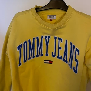 Tommy Hilfigher tröja Strolek XS - I mycket bra skick då den endast är använd 1-2 gånger. Passar både XS och S. 