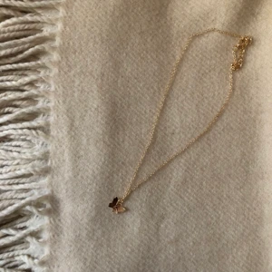 Fjärilshalsband - Halsband med fjäril, aldrig använt så i nyskick. Frakt +13kr 🖤