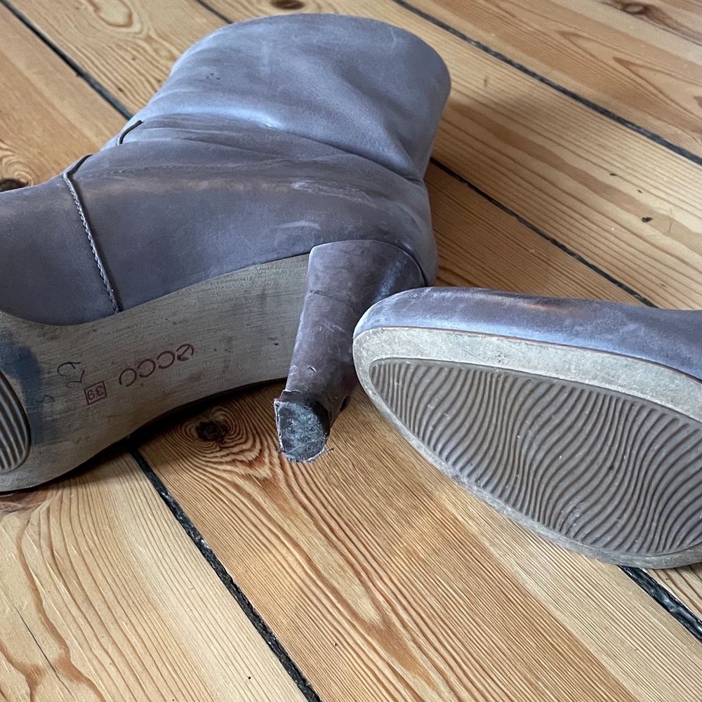 Tidlösa ecco stövletter, strl 38. Bekväma trots klackhöjd på ca 8-9 cm. Passar perfekt till alla klännings- och kjollängder samt smala byxor. Lite slitage vid tåspets men på det hela gott skick, inklusive sulor och klackar, se närbild. . Skor.