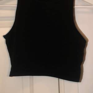 En vanlig svart crop top 