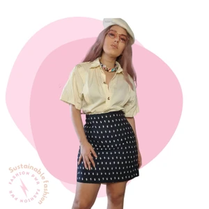 Skirt Clueless - Second-hand skirt Clueless With a dark blue and white pattern it can be your favorite wardrobe piece ever!  Size: 40. True to size. Material: Shell: 57%cotton, 32% Polyester, 11% Linen, Lining: 100% Polyester. Brand: H&M. Condition: Great! ♥ Has no stains, no damage, perfect condition.  ♡ This item was previously hand washed with non allergenic laundry soap and it is ready to be part of your closet.    All products are packed in s beautiful eco-friendly package. 