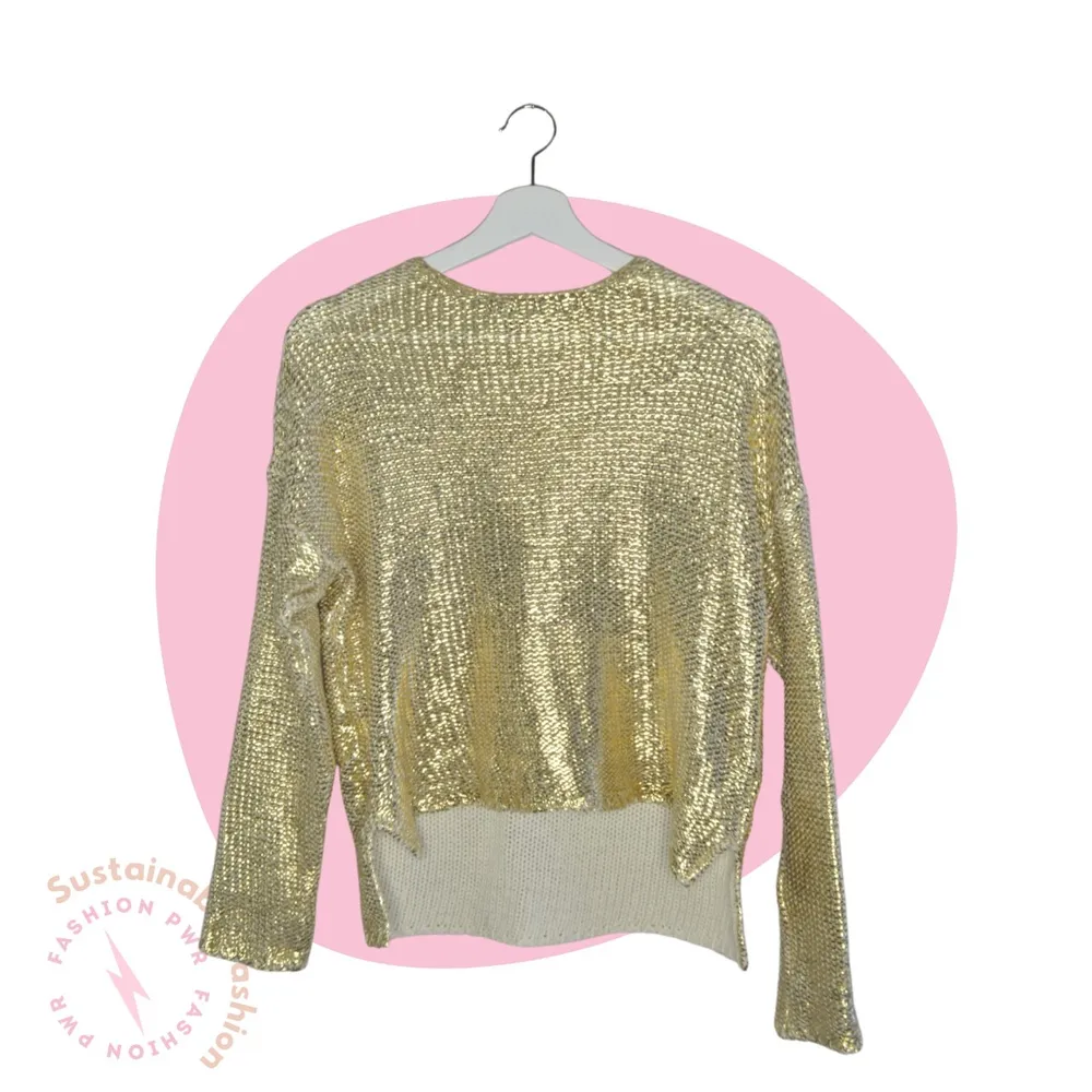 Remember that time when Knitting was boring?  That time is behind us! With this golden knit, you will be glamorous at any time.    All products are packed in s beautiful eco-friendly package.  ♡ This item was previously hand washed with non allergenic laundry soap and it is ready to be part of your closet.    Size:S. Loose fit. Material: 70% cotton 30% polyester. Brand: Gina Tricot Condition: Great! ♥ Has no stains, no damage, perfect condition. . Stickat.