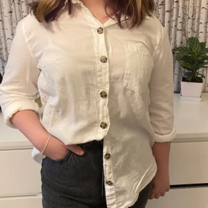Vit skjorta strl 38 - Vit basic skjorta i linne med snygga detaljerade knappar! Aldrig använd, endast provad