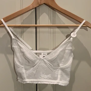 Bralett - Söt vit bralett från Cotton On, aldrig använd 💘 storleken är xs och priset är 180 + frakt 💕 Om många är intresserad så blir det budgivning 💫