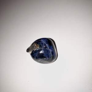 Jag säljer detta smycke som är en fin blå sten som man kan ha till ett halsband!💙