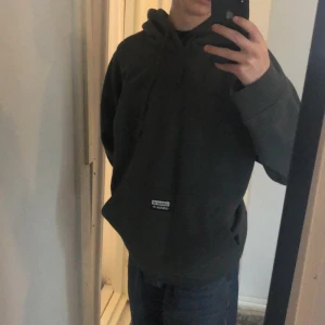 Grön adidas hoodie - En nästan oanvänd adidas hoddie. Storlek L, ganska oversized