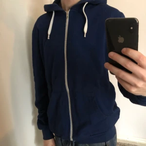 Blå hoodie - En hoodie från H&M. Bra skick