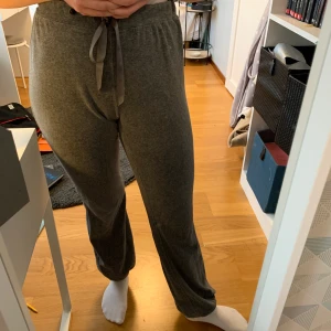 Gråa mjukisbyxor - Gråa mjukisbyxor. De är ungefär i storlek S. Jag är 170 för referens, och de har ett justerbart band i midjan. Det är bara att skriva om du har någon fråga eller vill ha mer bilder😊