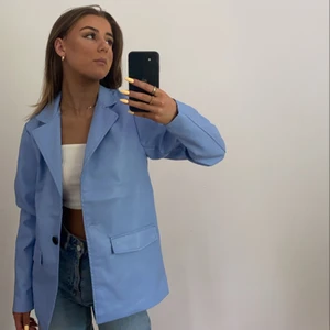 Blå kavaj Na-KD XS/34 - Sjukt fin kavaj från NA-KD i XS/34. Nypris 499kr. Aldrig använd och behöver rensa garderoben. Pris kan diskuteras och köparen står för frakten!