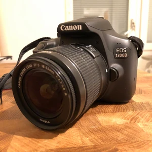 Canon EOS 1300D - Svinbra kamera för nybörjare. Knappt kommit till användning. 32GB minne och kommer med en kameraväska. Skriv för mer info 💕✨ Pris kan diskuteras vid snabb affär 