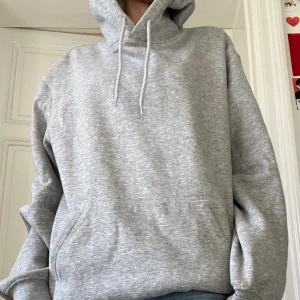 Grå hoodie - En grå hoodie från HM! Jag använder inte den längre men den är väldigt bekväm och mysig☺️ katt och hund finns i hem. Frakt tillkommer!