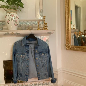 Jeansjacka  - Jeansjacka med slitningar från H&M i storlek S. Mitt pris: 100kr + frakt ✨