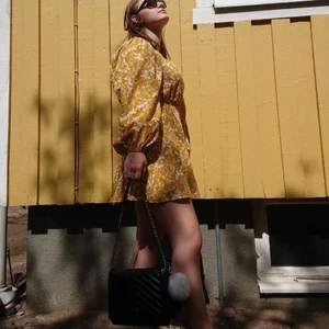 Gul NAKD klänning - INTRESSEKOLL!!💛 Tänkte bara kolla om denna klänning är någonting som någon är intresserad av och vad man är villig att betala för den!                                                                 *Den är använd ca 3 gånger sen jag köpte den i somras.           *Nypris är ca 300/400kr.                                                             *Ser oanvänd ut.                                                                          