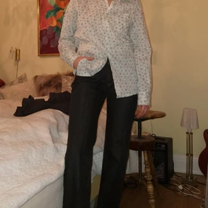 Mönstrad skjorta - Sommarens skjorta! Jättefin skjorta i coolt mönstrat tyg i gott skick! Stl s/m, märke: Franco Garcia. Kan mötas upp! Frakt ingår ej!