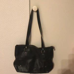 The trend väska  - Svart skinnväska 22 x 34 cm