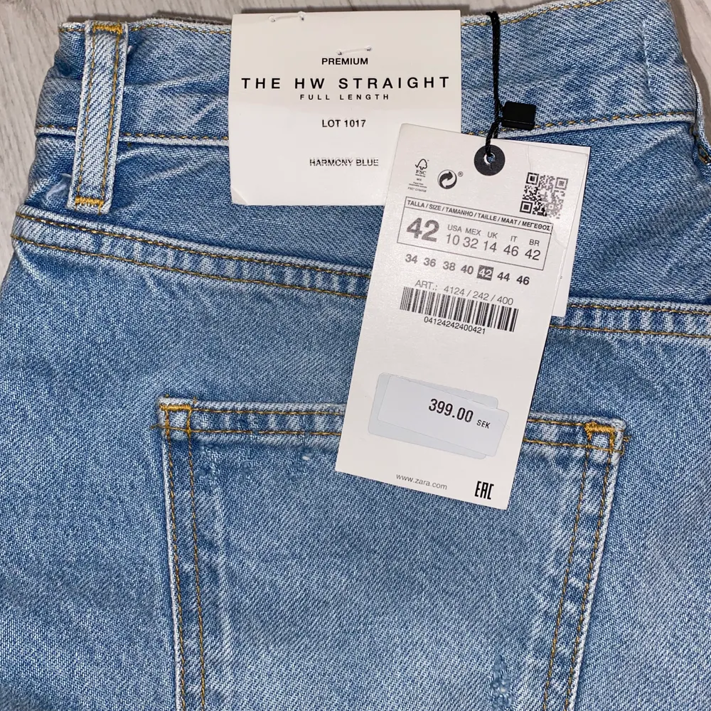 Intressekoll på dessa snygga raka jeans. Helt nya med prislapp kvar men tyvärr försmå för mig🤍jag är vanligvis en 38/40 men får inte på mig dessa så skulle säga att de är väldigt små i storleken, som en 38 ungefär! Nypris: 399kr, buda från 200 eller köp direkt för 500kr💞. Jeans & Byxor.