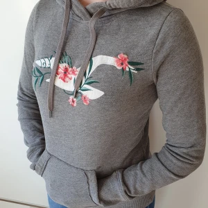 Hollister hoodie - Jättemysig hoodie från Hollister. Köpt för ett tag sen, använt fåtal gånger, så den är i perfekt skick!