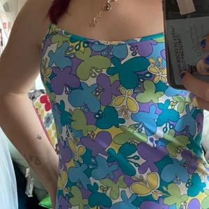 Blommig klänning - En supersöt supergulliga liten klänning från second hand! I jättebra skick💘💘 skönt material. Går till mitten av låret på mig som är 173 men funkar absolut för kortare också. Hör av er vid frågor!