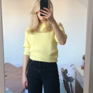 Stickad tröja  - Riktig mys gulli tröja från Nakd! Storlek XS men sitter nog mer som en S skulle jag säga