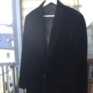 Valvet var och hōst jacka  - En åkt velvet söt,sexig och fashionabla boy to girl jacka.i mycket bra skicka och passar till båda.Den matcherar till allt.Jag säljer den eftersom jag har bytat till annan stil. Sitter som  översize beror på stek.Finns fler bilder och bud i kommentarna