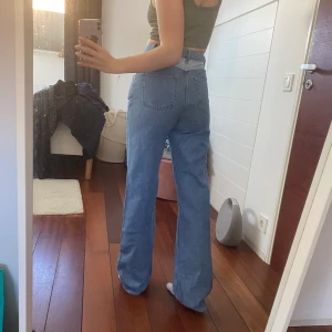 snygga jeans med snygga detaljer  - Också ett par byxor jag ALDRIG har använt. Allt sitter på. Tror dom är från nakd. Sitter också JÄTTE bra meeen jag har för många byxor haha. Priset kan ändras 💕