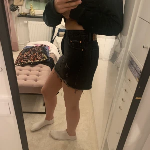 Levis jeans kjol - Svart jeans kjol från levis. Använd ett fåtal gånger och därav väldigt bra skick. Vid ev frakt står köparen för fraktkostnad.