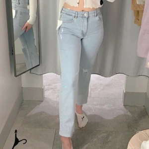 Jeans strl 36 - Jeans från H&M strl 36, inte mycket använda, tyvär har de slitningar på ena sidan när skärpet dras igenom men är inget som påverkar hur jeansen sitter, sitter superfint, normalhög midja, köparen står för frakten