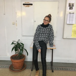 Super fin stickad tröja:) - Så så fin oversized stickad tröja med jätte fint mönster. Den är från Zara i storlek M, har vikt upp den på första bilden så den är lite längre annars. Den är pytte lite stickig men inte alls så farligt❤️ 