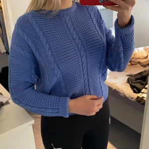 Stickad tröja  - Använd en gång. Storlek S. Frakt tillkommer 66kr