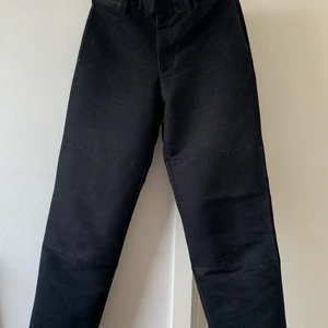 Prada red tab moleskin byxor stl 46 - Fantastiska prada sport byxor sytt av grov moleskin tyg, känns väldigt premium. I fint skick, skicka iväg ett meddelande för specifika mått, fler bilder och övriga frågor! 