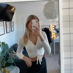 Söt topp - Söt topp ifrån shein använd få gånger. Mycket söt till sommaren eller våren till ett par jeans eller kostymbyxor 😍 vet tyvärr inte vilken storlek denna är men skulle gissa på ca xs💓