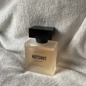 Säljer nu Linn ahlborgs Hotshot but hotter parfym. Luktar väldigt gott men har inte kommit till andvånding så mycket. Så väldigt sparsamt använd🤎
