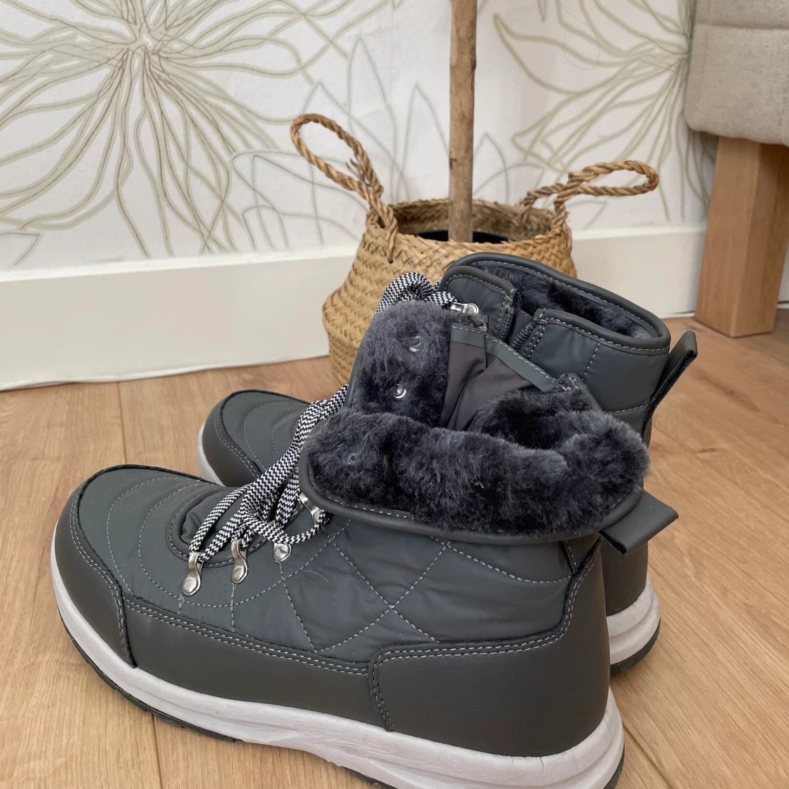 Gråa vinterskor  - 90