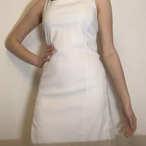 Fin vit klänning i storlek M/L, oanvänd. Säljer pga att den är för stor (jag har storlek S) 💗