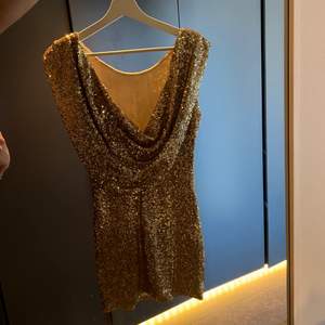 Drömklänning i guldiga paljetter😍  Den går att ha åt båda hållen, både med vattenfallsringning fram och bak i ryggen! 