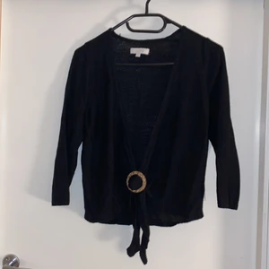 Superfin designad modern kofta!! - Mycket fin modern kofta med snygg detaljer! Knappt använd så i fint skick! Hör av dig vid fler frågor och intresse😊 storlek s dam!