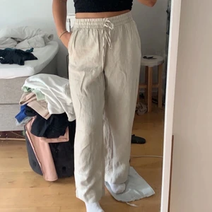 Linnebyxor ifrån hm! - (lånad bild) säljer dessa assnygga linnebyxor ifrån hm! köpte de i somras men aldrig använda utan endast provade så helt i nyskick! Storlek M men passar bra på mig som har S.