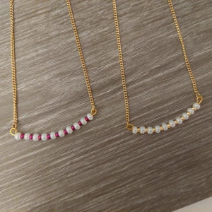 Söta pärlhalsband  - Söta pärlhalsband gjorda av seabeed pärlor. Kedjan är 42 cm lång.  100kr styck.