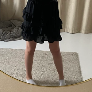 & other stories kjol - Svart & other stories volang kjol! Använd fåtal gånger, kjolen är som ny! Mycket stretch i kjolen också!❤️