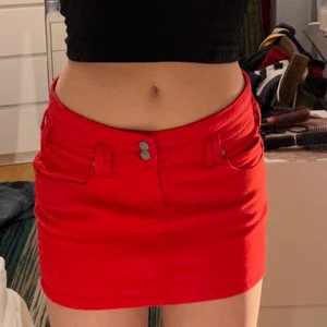 röd minikjol - cool röd miniskirt, väldigt y2k stil! strl S, jag är 172cm