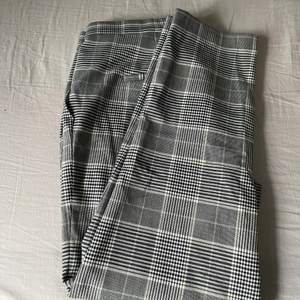 Ännu ett par kostymbyxor som inte kommer till användning längre, dessa går i grått och är slim fit🤍 (150kr inklusive frakt)💕✨
