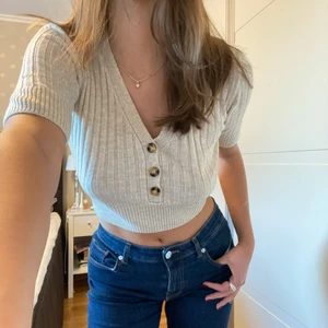 Topp  - En av mina favorittoppar från mango i så skönt material! Men kommer tyvärr inte till användning längre. Köparen står för frakten ❤️