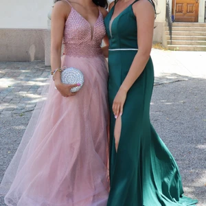 Balklänning  - Snygg och söt balknlänning, använd endast en gång. Nypris: 3500. Kan diskutera priset vid snabb affär!